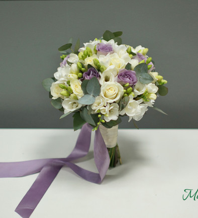 Buchet de mireasă din trandafiri albi și violet cu frezia și eucalipt foto 394x433